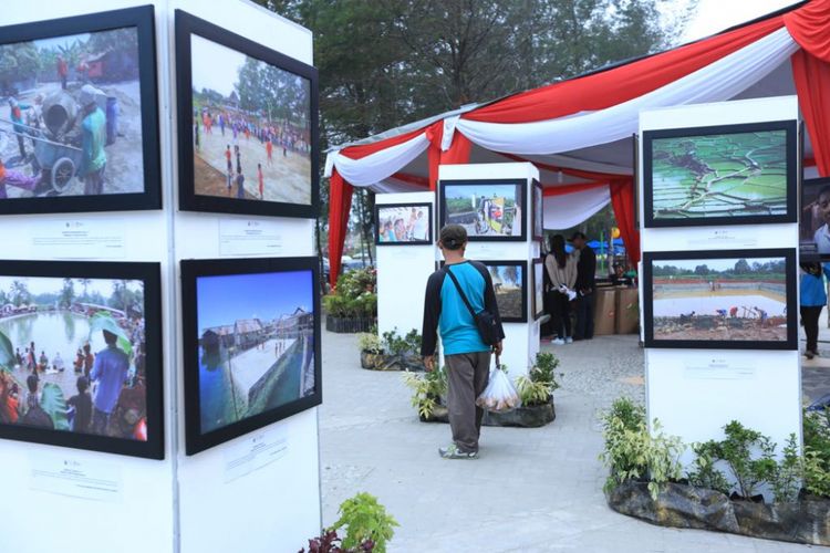 Pameran foto karya pemenang Lomba Foto Desa 2018 di Pantai Panjang Bengkulu, Jumat (17/8/2018) yang digelar Kementerian Desa, Pembangunan Daerah Tertinggal, dan Transmigrasi.