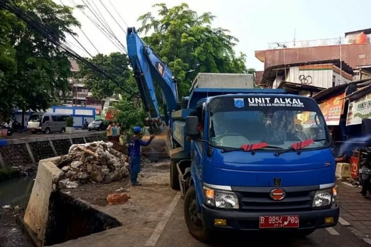 Kondisi jalan ambles sedang diperbaiki di Utan Kayu, Matraman, Jakarta timur, Kamis (23/1/2020).