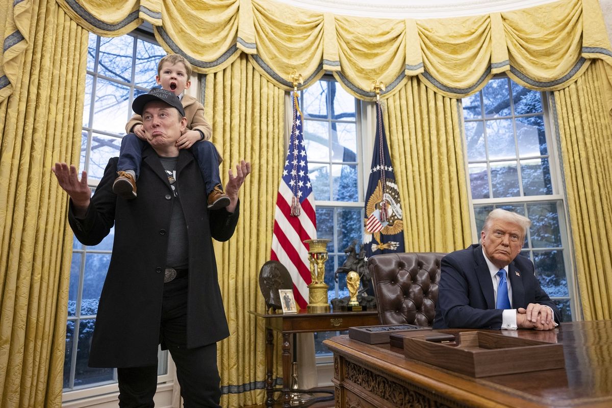 Kepala Departemen Efisiensi Pemerintahan (DOGE) Amerika Serikat, Elon Musk (kiri) saat bertemu Presiden AS Donald Trump (kanan) di Ruang Oval Gedung Putih, Washington DC, 11 Februari 2025.