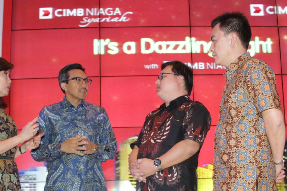 Presiden Direktur CIMB Niaga Tigor M. Siahaan (kedua kiri) berbincang dengan Direktur Consumer Banking CIMB Niaga Lani Darmawan (kiri), COO Tokopedia Leontinus Alpha Edison (kedua kanan) dan GM Finance PT Matahari Putra Prima Hendra Himawan (kanan) saat acara Merchant Partners Appreciation Night di Jakarta, Senin (20/3).