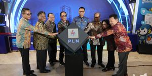 Peluncuran program Smart and Green Building yang dilakukan secara simbolis oleh Komisaris Independen PLN, Andi Arief (keempat dari kiri); Komisaris Independen PLN, Mutanto Juwono (ketiga dari kiri); Direktur Utama PLN, Darmawan Prasodjo (keempat dari kanan); Direktur Legal dan Manajemen Human Capital PLN, Yusuf Didi Setiarto (kedua dari kiri); Direktur Manajemen Proyek dan Energi Baru Terbarukan PLN, Suroso Isnandar (ketiga dari kanan); Executive Vice President Umum dan Aset Properti PLN, Khairullah (kiri); Direktur Pelayanan Teknologi Informasi PLN Icon Plus, Fintje Lumembang (kedua dari kanan); serta Direktur Utama Dana Pensiun PLN, Antonius Artono (kanan) di Kantor Pusat PLN, Jakarta pada Jumat (8/5/2026).