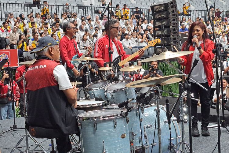 Menteri Pekerjaan Umum dan Perumahan Rakyat Basuki Hadimuljono bermain drum mengiringi grup band Cokelat dalam acara peresmian Indonesia Arena, Jakarta, Senin (7/8/2023).