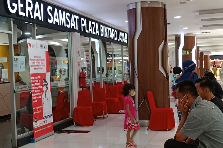 Suasana gerai pelayanan samsat di lantai tiga Mal Bintaro Plaza. Tampak beberapa pengunjung Mal sedang mengantre pada Senin siang (12/12/2022). 