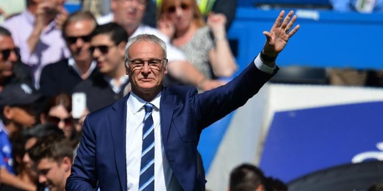 Manajer Leicester City, Claudio Ranieri, melambaikan tangan kepada para suporter yang berada di Stadion Stamford Bridge, Minggu (15/5/2016).