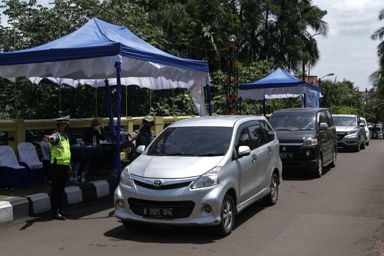 Uji emisi kendaraan roda empat di Depok, Selasa (16/11/2021). Dinas Lingkungan Hidup dan Kebersihan (DLHK) Kota Depok memberikan layanan uji emisi kendaraan roda empat secara gratis selama tiga hari ke depan.