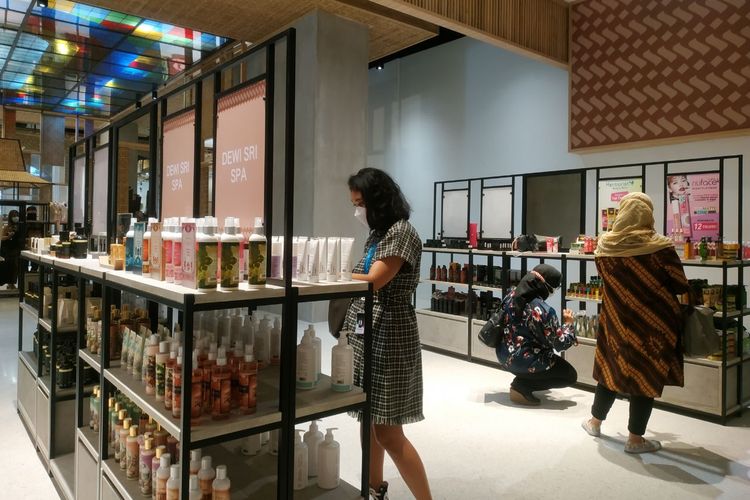 Pengunjung melihat-melihat produk lokal di area department store Sarinah di Jakarta Pusat, Senin (21/3/2022).