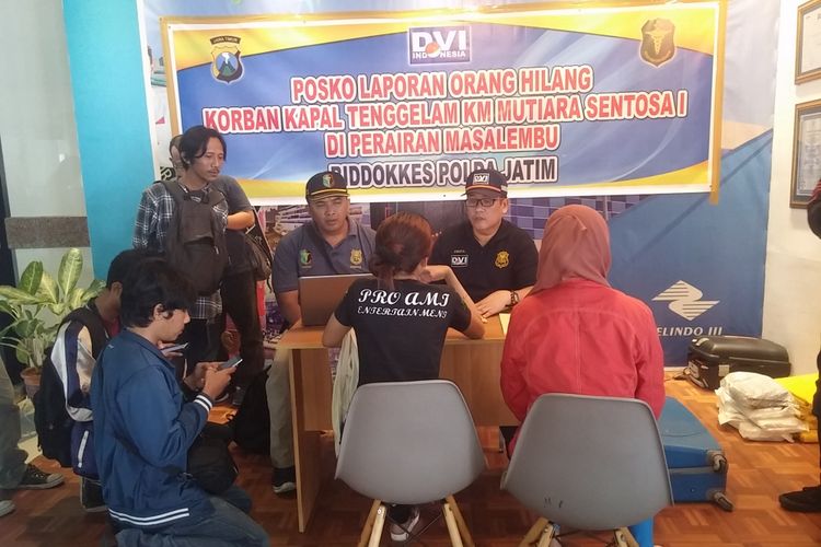 Posko orang hilang korban KM Mutiara Sentosa I di Pelabuhan Tanjung Perak, Sabtu (20/5/2017).