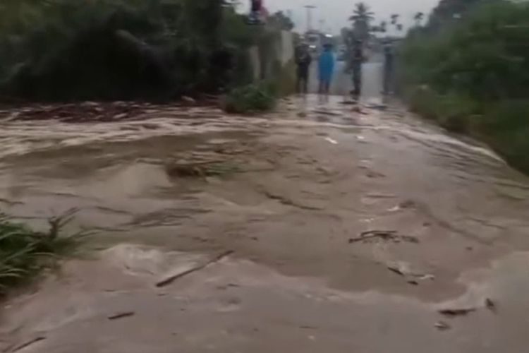 Hujan Lebat Picu Aliran Lahar Dingin Sinabung Seret Material Vulkanik, Warga Karo Diminta Waspada