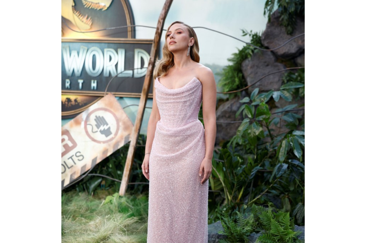 Scarlett Johanson mengenakan gaun pink pucat saat menghadiri premiere film Jurassic World Rebirth di London, Inggris, pada Selasa (17/6/2025).