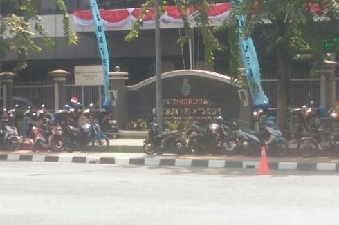 Banyak Sepeda Motor Parkir di Trotoar di Depan Gedung Milik TNI AL