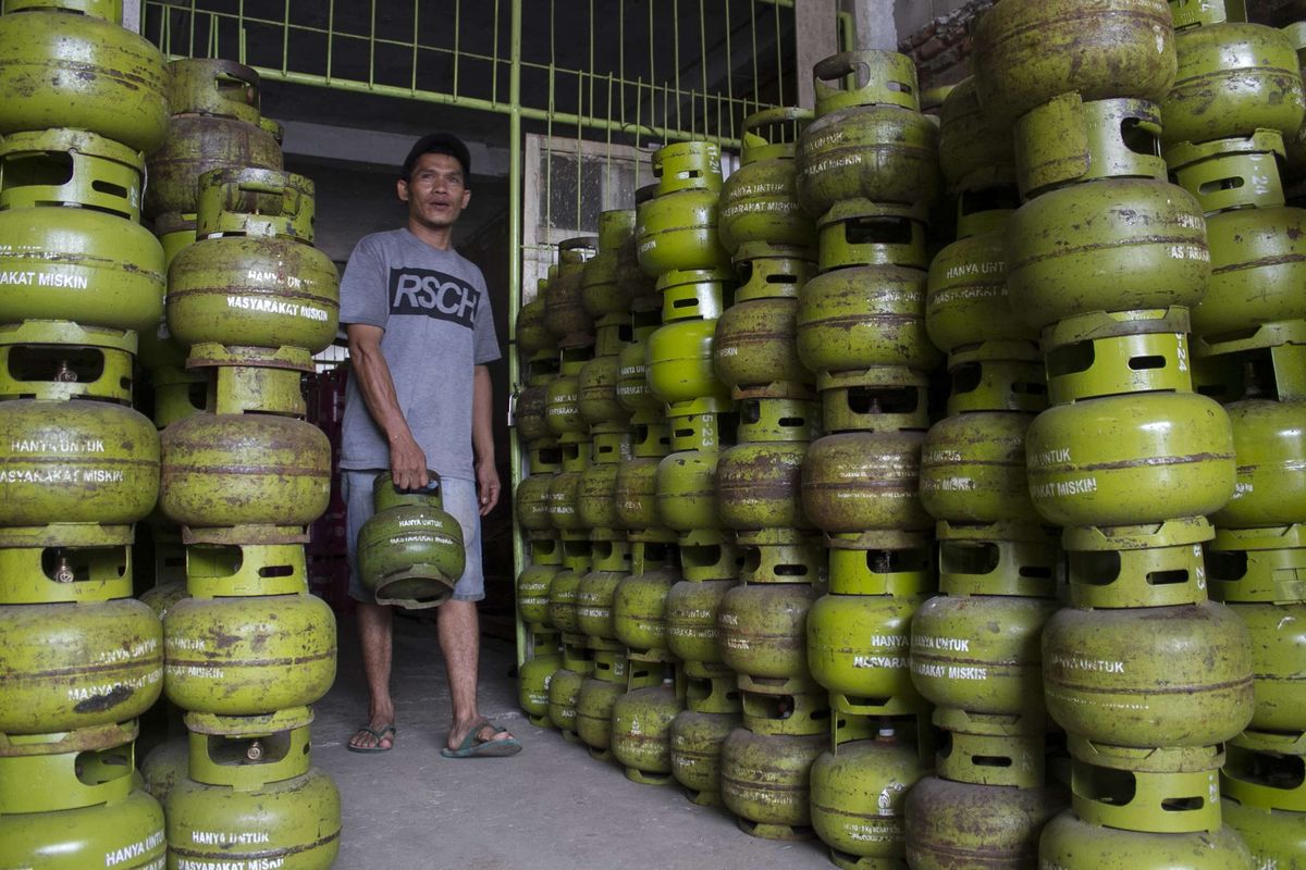 Petugas menata tabung gas LPG berukuran 3 kg di agen gas Pancoran Mas, Depok, Jawa Barat, Kamis (23/1/2020). Pemerintah ingin membatasi penyaluran dan penyesuaian harga elpiji 3 kg.