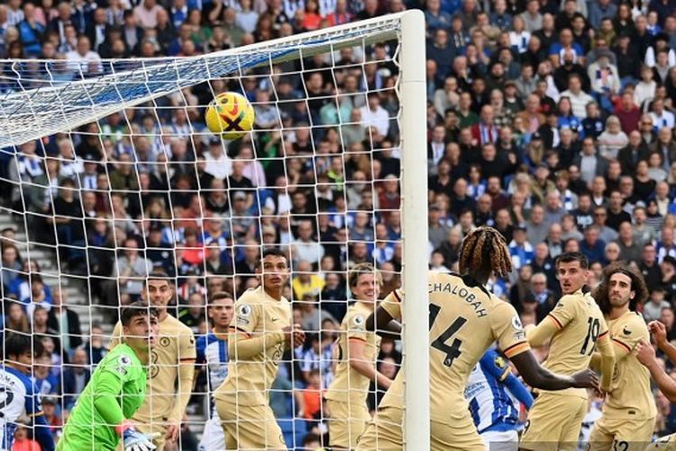 Momen Chelsea kebobolan akibat gol bunuh diri Ruben Loftus-Cheek pada laga pekan ke-14 Liga Inggris 2022-2023 di Stadion American Express, Sabtu (29/10/2022) malam WIB.