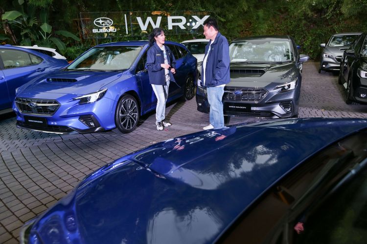 President Director Subaru Indonesia, Paula Dewiyanti (kiri) dan Chief Operating Officer Subaru Indonesia, Arie Christopher (kanan) berbincang saat acara Subaru WRX First Handover di Jakarta, Minggu (2/4/2023). Subaru menyerahkan 18 unit Subaru WRX (6 unit Subaru WRX dan 12 unit Subaru WRX Wagon) dan paket spesial merchandise kolaborasi Subaru dan Common Grounds pada pelanggan.