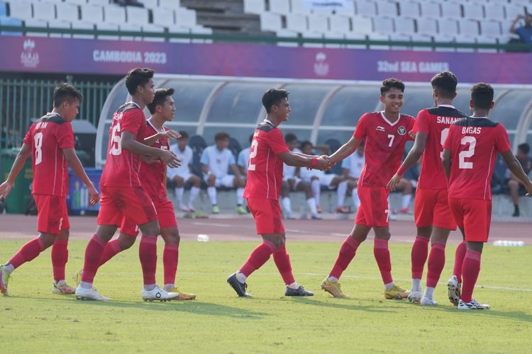 Para pemain timnas U22 Indonesia merayakan gol ke gawang Myanmar dalam laga lanjutan fase grup sepak bola SEA Games 2023 Kamboja. Laga timnas U22 Indonesia vs Myanmar berlangsung di Stadion Nasional Olimpiade, Phnom Penh, Kamboja, pada Kamis (4/5/2023) sore WIB. 