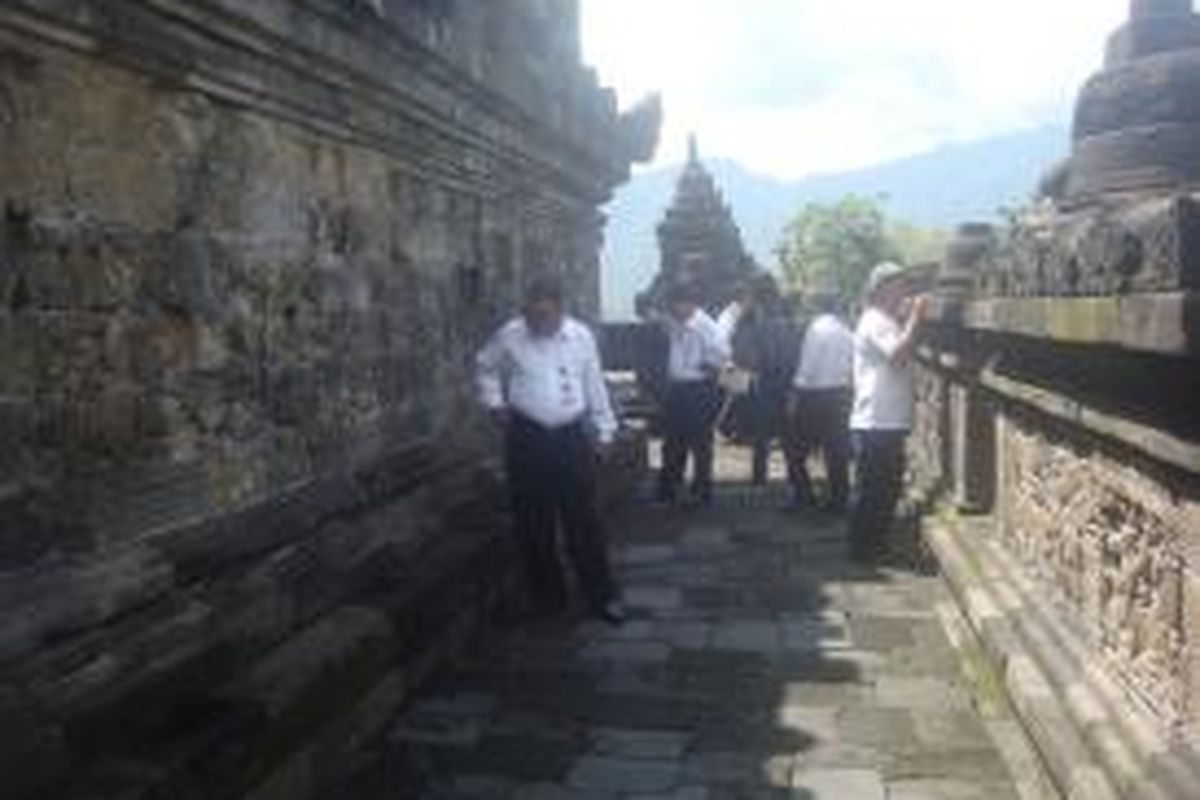 Tim Balai Konservasi Borobudur sedang melakukan penelitian terhadap Candi Borobudur, Kabupaten Magelang, pascagempa Kebumen, Senin (27/1/2014).
 