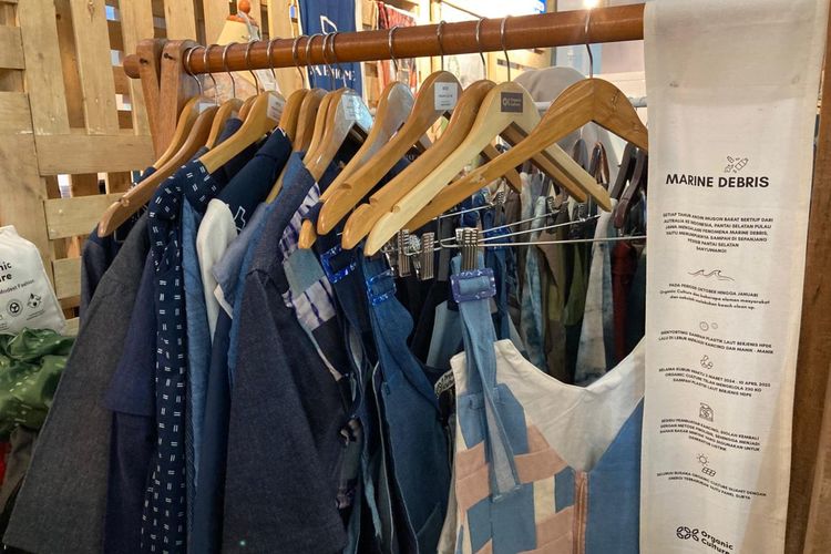 Produk fesyen dari jenama lokal asal Banyuwangi bernama Organic Culture. Mereka memanfaatkan sumber daya alam di kawasan, serta limbah plastik dan kain perca dari pesisir pantai yang dikumpulkan setiap kegiatan pembersihan pantai tahunan.
