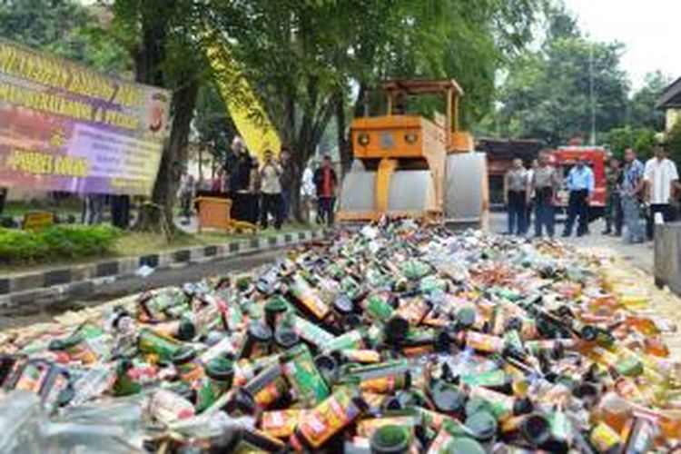 Polres Bogor memusnahkan barang bukti hasil razia berupa botol miras, petasan, dan vcd bajakan di Mapolres Bogor, Jumat (4/7/2014). Pemusnahan barang hasil razia itu dilakukan sebagai upaya menjaga keamanan dan ketertiban di bulan puasa dan jelang Pilpres 9 Juli mendatang. K97-14 