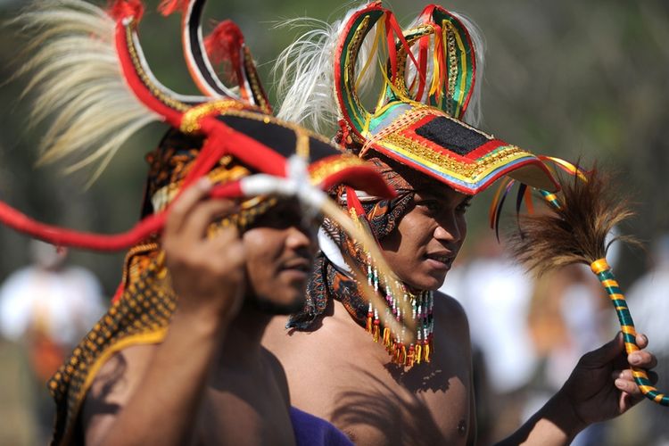 Pria asal Manggarai menampilkan atraksi caci di kawasan resor Nusa Dua, Bali, Minggu (20/8/2017). Caci adalah tari perang sekaligus permainan rakyat asal Manggarai, Nusa Tenggara Timur, yang melambangkan keperkasaan dan kepahlawanan.