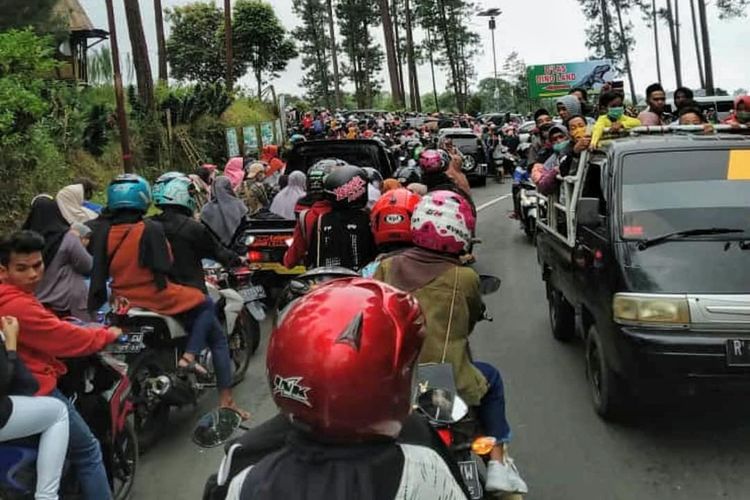 Antrean kendaraan wisatawan menuju Dino Land mengular di Jalan Raya Serang-Kutabawa, Minggu (15/5/2021).
