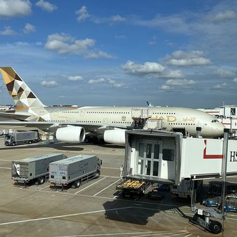 Pesawat Airbus A380 yang dioperasikan maskapai penerbangan Etihad Airways.