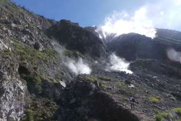 Pendaki melewati jalur pendakian dekat kawah Gunung Talang, Kabupaten Solok, Sumatera Barat, Rabu (1/6/2016). Gunung Talang masih berkategori sebagai gunung berapi aktif yang tercatat terakhir meletus pada tahun 2007. Kawah gunung masih mengepulkan asap belerang.