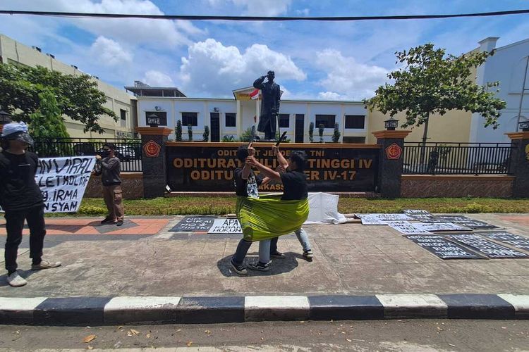 Massa dari Aliansi Pencari Keadilan melakukan unjuk rasa dan memperagakan tradisi 'Sitobo Lalang Lipa' di depan Oditurat Militer (Otmil) IV-17 Makassar, di Jalan A P Pettarani, Kota Makassar, Sulawesi Selatan (Sulsel). Rabu (5/2/2025) siang.