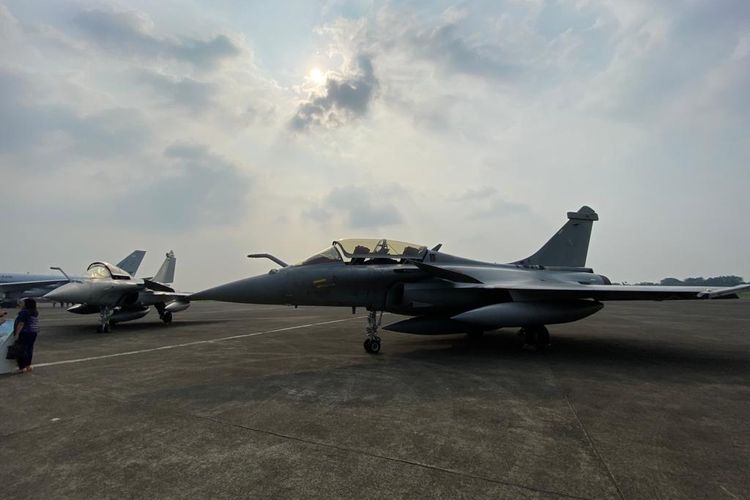 Angkatan Udara (AU) Perancis memamerkan jet tempur Rafale di Terminal Selatan Lanud Halim Perdanakusuma, Jakarta Timur. Diketahui, jet tempur Rafale dari pabrikan Dassault Aviation itu dipesan Indonesia untuk memperkuat TNI AU. Pantauan di lokasi, Rabu (26/7/2023) siang, terdapat dua jet tempur Rafale dan satu pesawat tanker A-330 MRTT yang parkir terminal selatan Lanud Halim, dalam misi Pegase 2023.