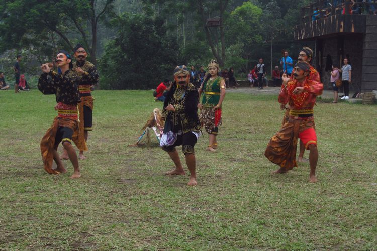 TEMANGGUNG, CENTRAL JAVA, INDONESIA - JAN 15, 2017 : Ballet is performed in an open place, which tells the story of Arya Penangsang in the tradition in the Kaloran.