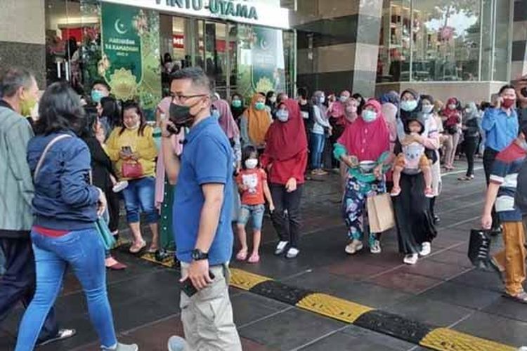 Ribuan pengunjung Mall Royal Plaza Surabaya, Jalan Ahmad Yani, Kecamatan Wonokromo, Kota Surabaya, bergegas keluar dari pintu utama, Sabtu siang (10/4/2021). Mereka merasakan guncangan gempa dari dalam ruangan efek gempa di Malang terasa di Surabaya. 