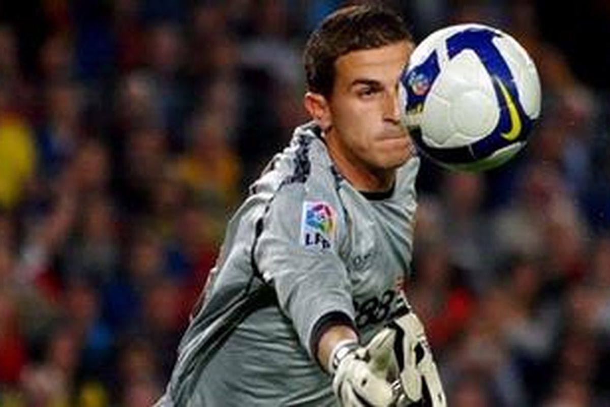 Penjaga gawang Sevilla, Javi Vargas.