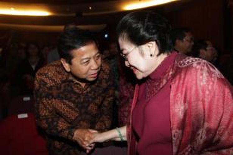 Ketua DPR Setya Novanto (kiri) berbincang dengan Ketua Umum DPP PDI Perjuangan, Megawati Soekarnoputri, usai menonton pagelaran peduli Bangun Majapahit, di Teater Besar Taman Ismail Marzuki, Jakarta Pusat, Kamis (26/11/2015).