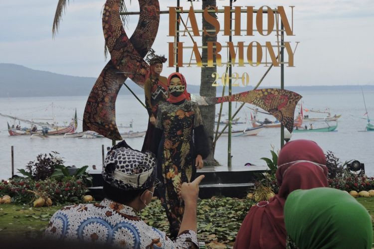 Kegiatan East Java fashion harmoni 2020 di pantai Solong Banyuwangi Sabtu (14/11/2020) 