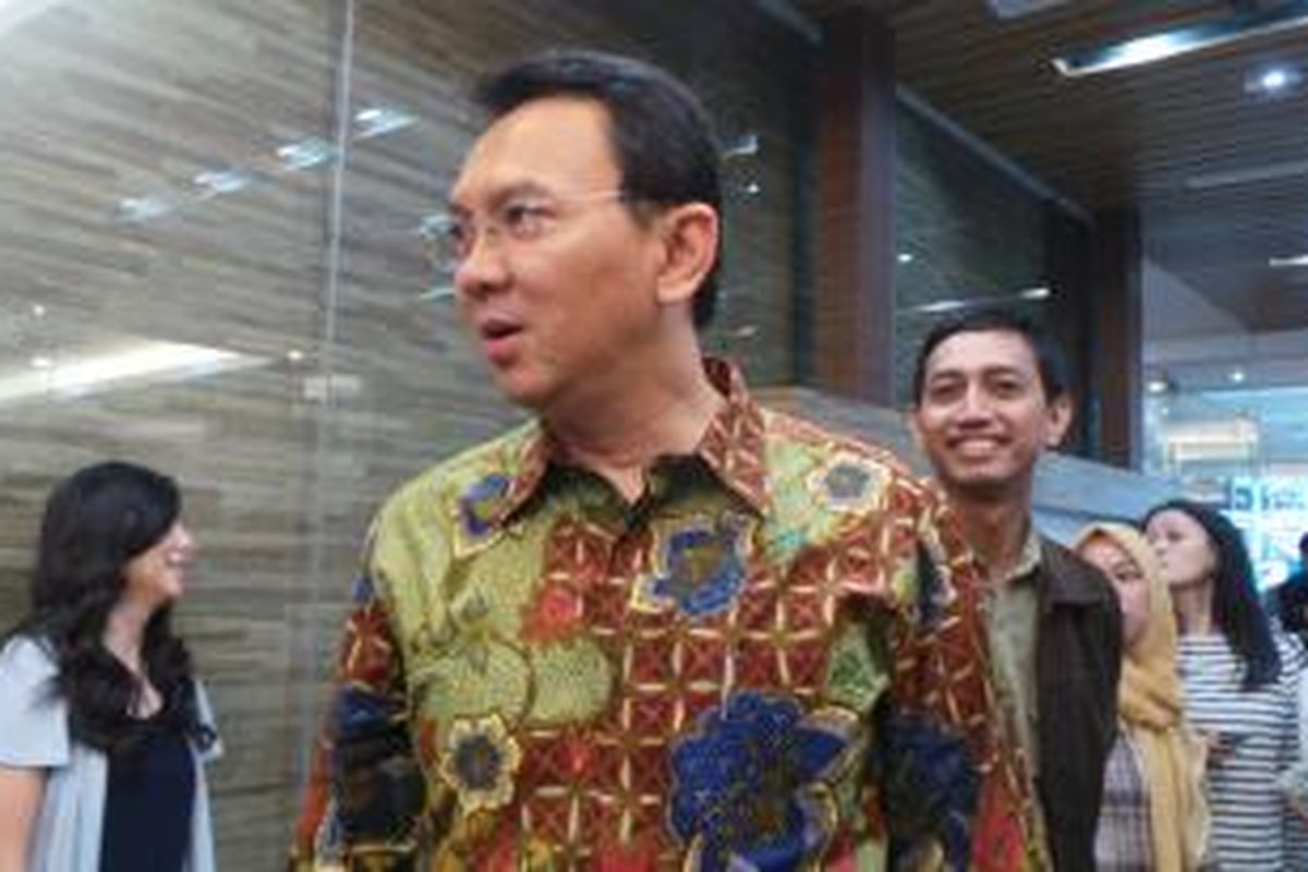 Gubernur DKI Jakarta Basuki Tjahaja Purnama dan Kepala UPT Smart City Setiaji saat meninjau Jakarta Smart City Lounge, di Balai Kota, Selasa (5/1/2016).