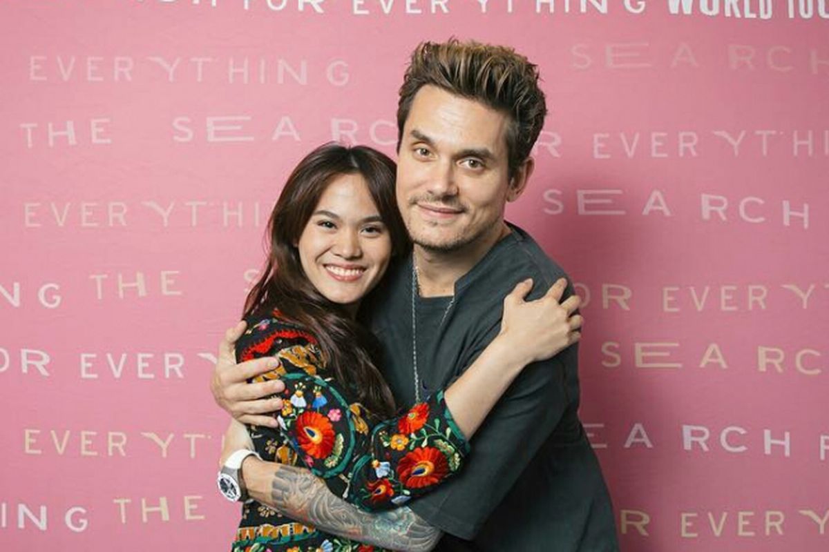 Sheryl Sheinafia berfoto bersama dengan John Mayer.