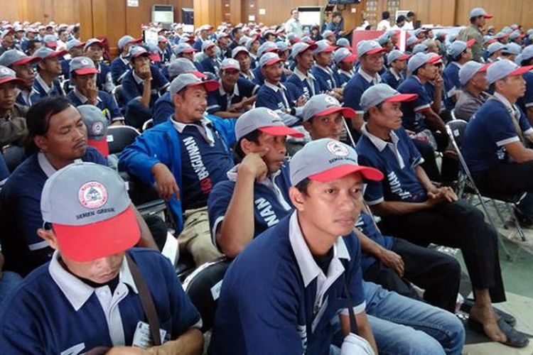 Para tukang dari berbagai kota yang ada di Jawa Timur, saat mengikuti sertifikasi tukang bangunan yang diselenggarakan PT Semen Gresik, Selasa (28/2/2017).
