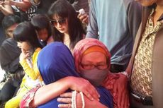 Tangisan Keluarga Saat Jenazah Hayriantira Diangkat dari Makam