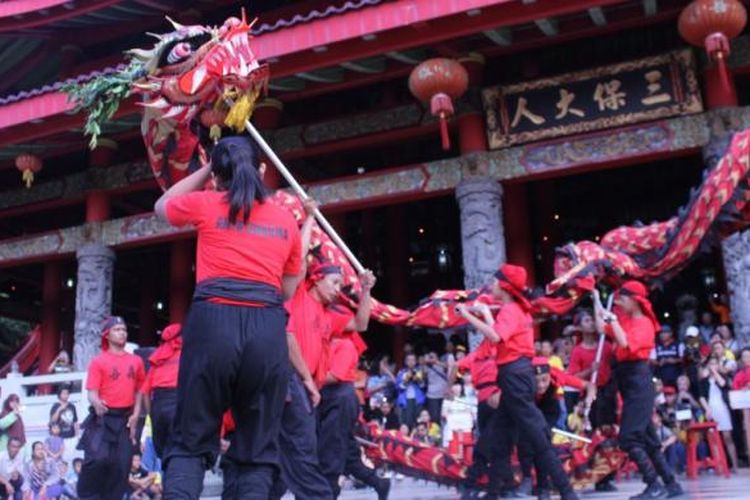 Penampilan liong dan barong dari Sasana Budaya Tionghoa Arya Dharma di Klenteng Sam Poo Kong, Semarang, saat prosesi arak-arakan Sam Poo, Minggu (31/7/2016).
