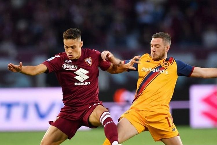 Samuele Ricci dari Torino FC bertarung merebut bola dengan Jordan Veretout dari AS Roma selama pertandingan Serie A antara Torino FC dan AS Roma di Stadio Olimpico di Torino pada 20 Mei 2022 di Turin, It