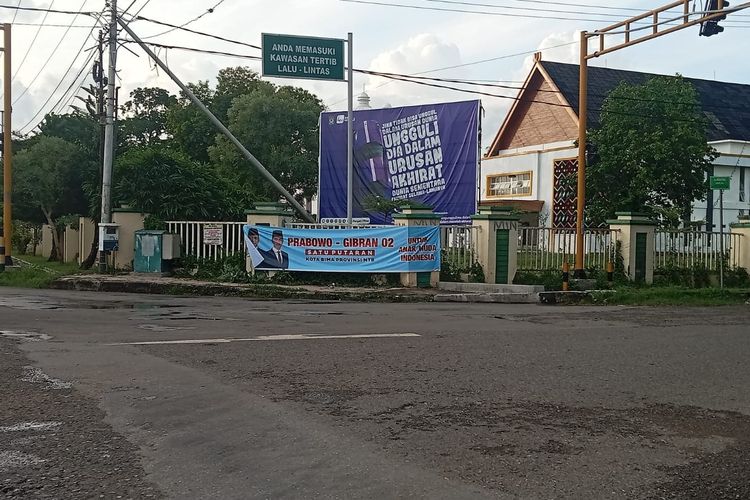 Tampak spanduk Prabowo-Gibran dipajang di pagar kantor Wali Kota Bima, Rabu (31/1/2024).