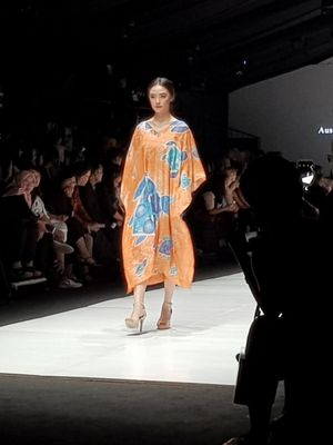 Koleksi busana Darwin Aboriginal Arts Fair Foundation (DAAF) saat Jakarta Fashion Week 2019. DAAF juga berbagi panggung dengan Batik Chic yang digarap Novita Yunus.
