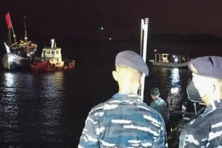 Perahu mereka yang mengalami kerusakan ditarik oleh KRI Parang milik TNI Angkatan Laut.