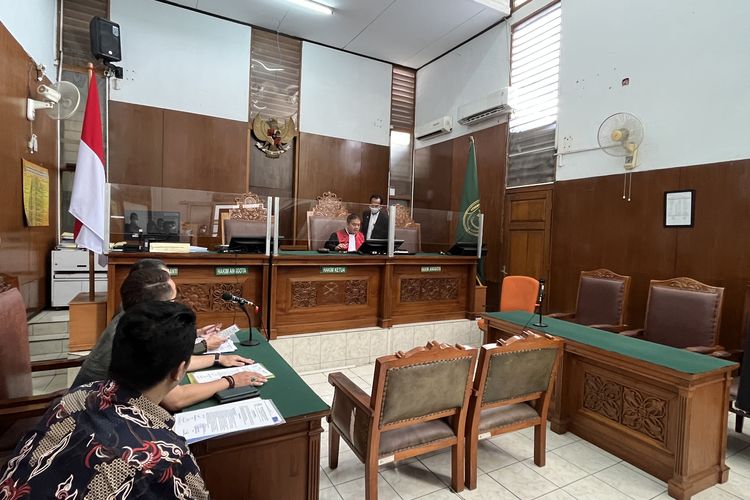 Hakim tunggal Pengadilan Negeri (PN) Jakarta Selatan Samuel Ginting menunda sidang perdana gugatan praperadilan yang diajukan oleh Perkumpulan Masyarakat Anti-Korupsi Indonesia (MAKI) terhadap pimpinan Komisi Pemberantasan Korupsi (KPK) dan Dewan Pengawas (Dewas) KPK dalam persidangan, Senin (13/3/2023).