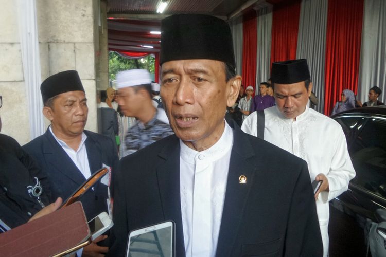 Menteri Koordinator bidang Politik, Hukum dan Keamanan Wiranto usai menunaikan shalat Idul Fitri 1438 H di Masjid Istiqlal, Jakarta, Minggu (25/6/2017). 