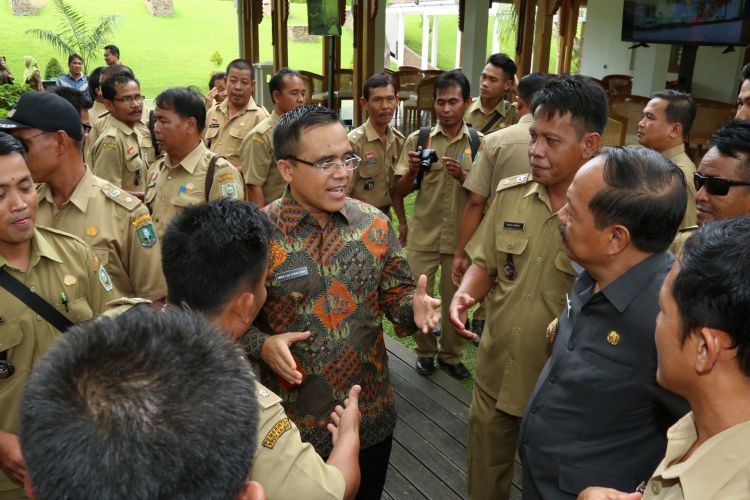 Bupati Banyuwangi berada di tengah-tengah rombongan Pemkab Singgau yang sedang berkunjung ke Pemkab Banyuwangi.