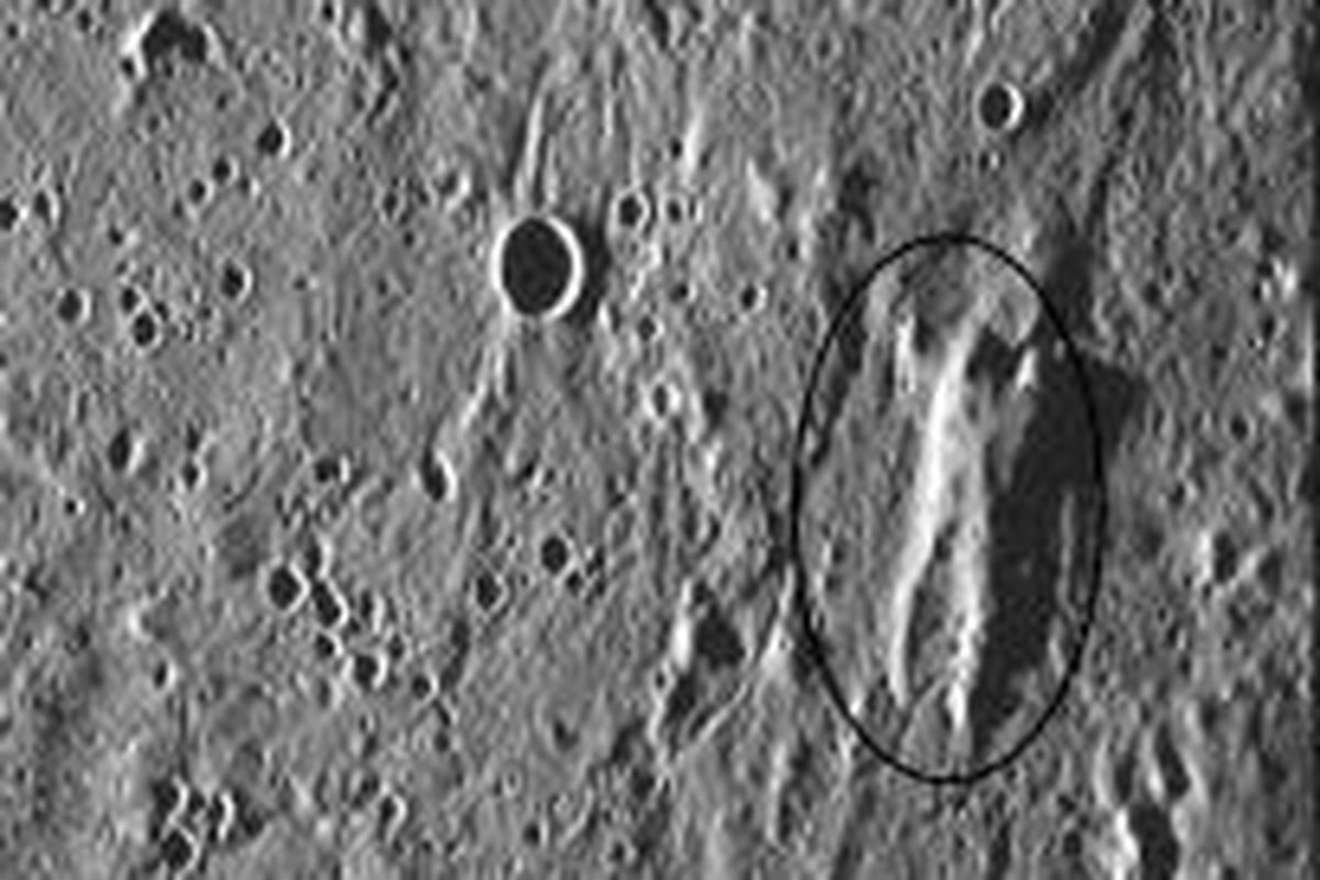 Ada citra serupa manusia dalam foto jepretan wahana antariksa Messenger. 