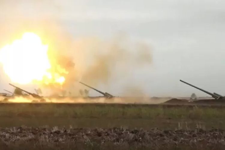 Pasukan Azerbaijan menembakkan artileri ke wilayah Armenia pada pertempuran yang terjadi pada 2020.