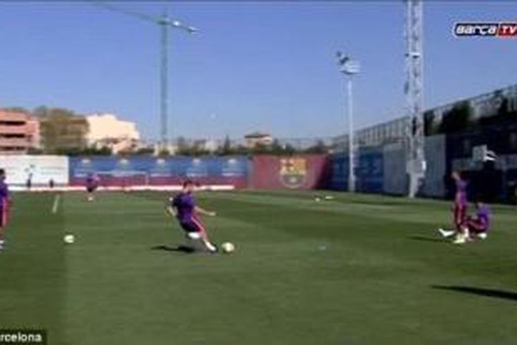 Bek Barcelona, Martin Montoya, berhasil memasukkan bola ke ring basket dengan tendangan yang dilepaskannya. 