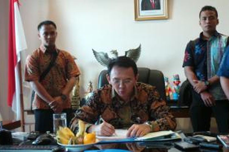 Wakil Gubernur Basuki Tjahaja Purnama bersama dua pengawal pribadinya di ruang kerja Basuki di Balaikota, Jumat (19/9/2014). Pengawal pribadi Basuki ditambah jelang naiknya dia menjadi Gubernur DKI Jakarta.