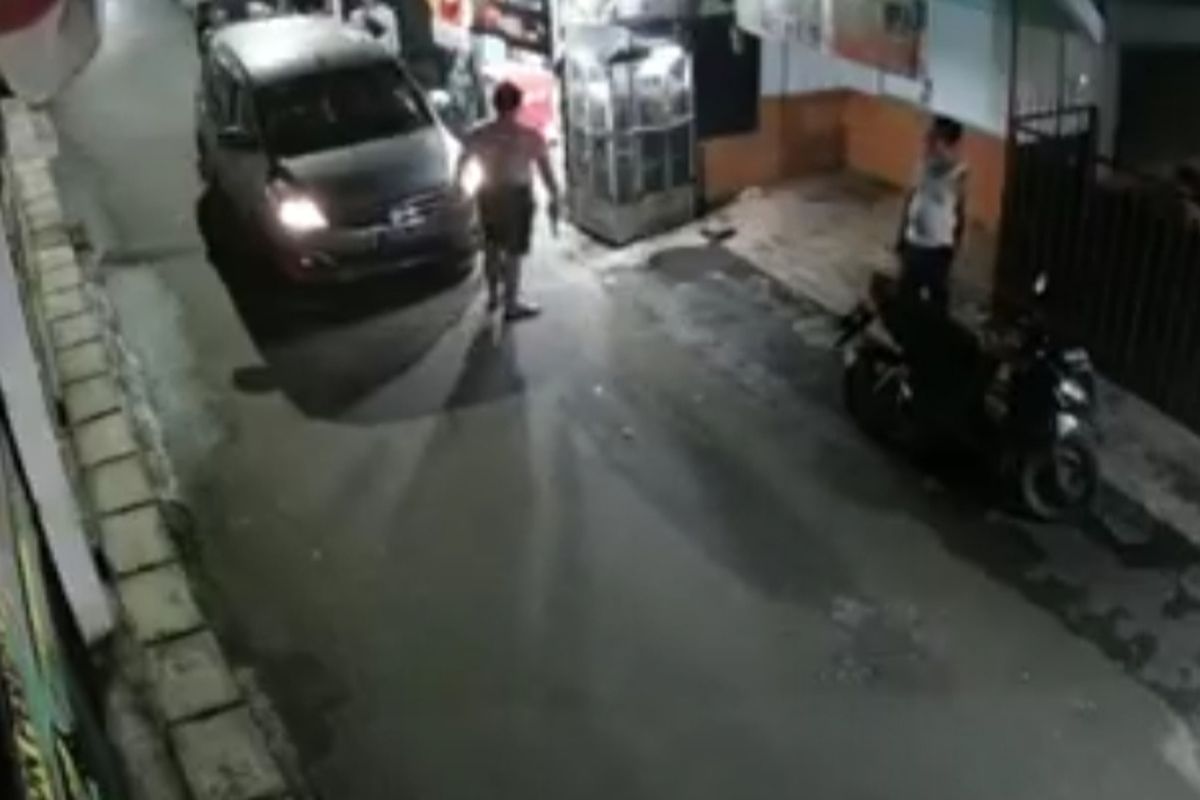 Seorang pengendara mobil terlibat cekcok dengan sejumlah warga hingga berujung mengeluarkan diduga pistol terjadi di Jalan Haji Sarmah, Perigi, Pondok Aren, Tangerang Selatan, Jumat (24/12/2021). Aksi ini bermula saat pengemudi mobil menabrak motor yang sedang terparkir di depan warung kelontong di lokasi.