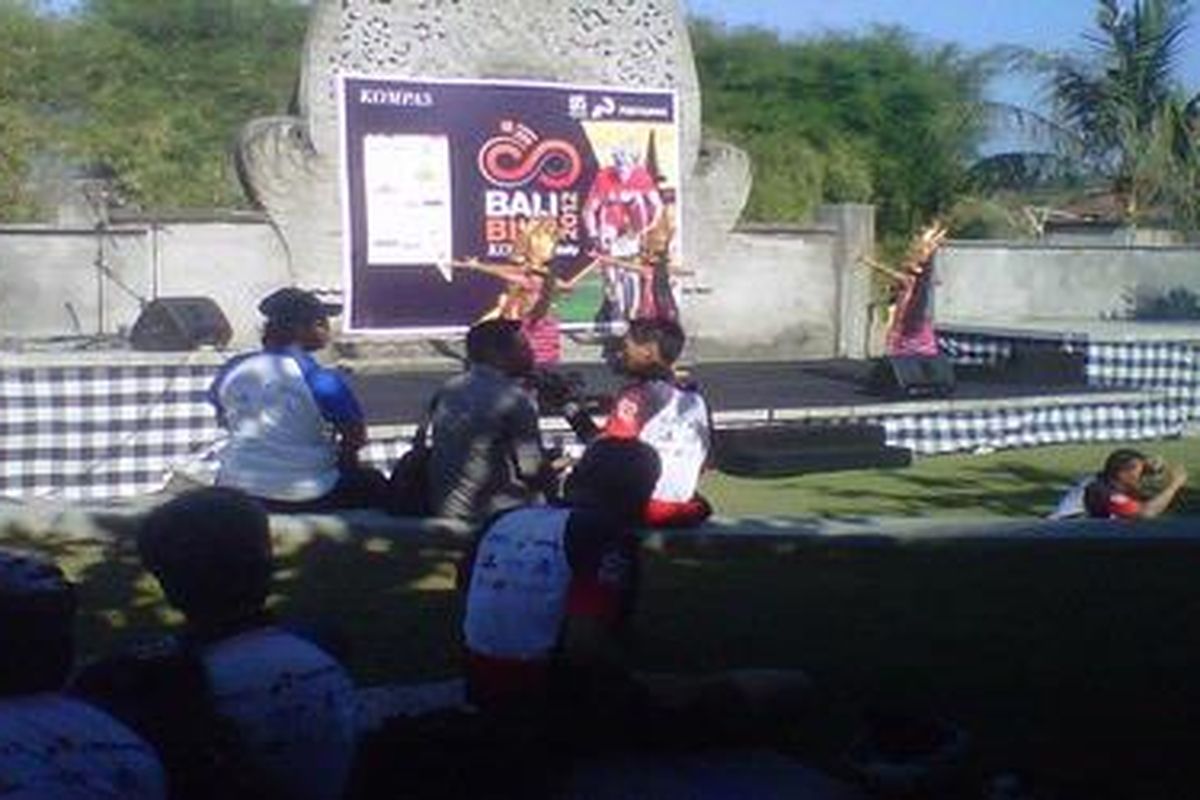 Tarian fullmoon menyambut para peserta Bali Bike setelah mereka finish di Bentara Budaya Bali, Minggu (16/9/2012),